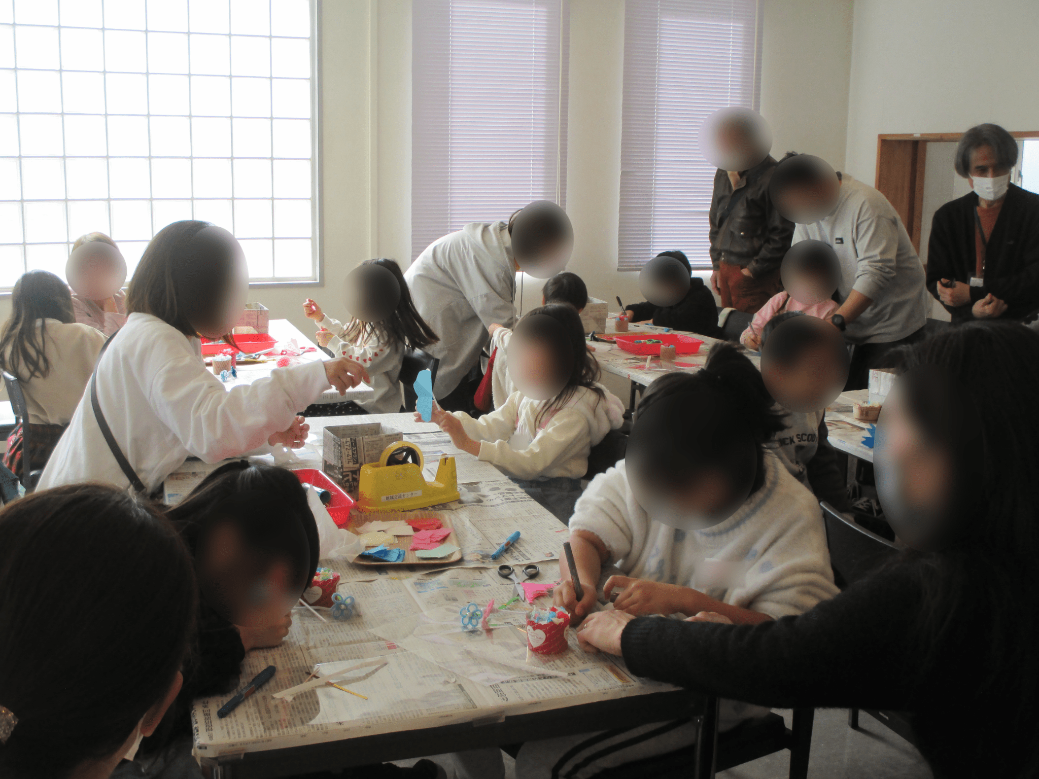 子どもたちが制作をしている様子