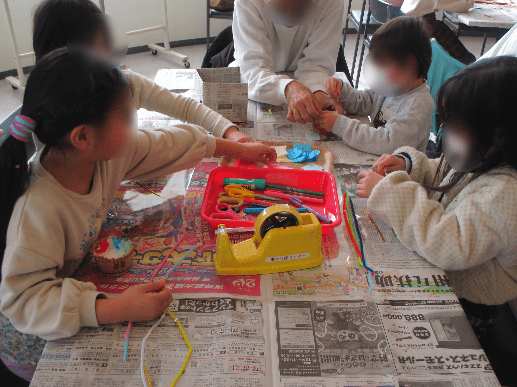 子どもたちが制作をしている様子