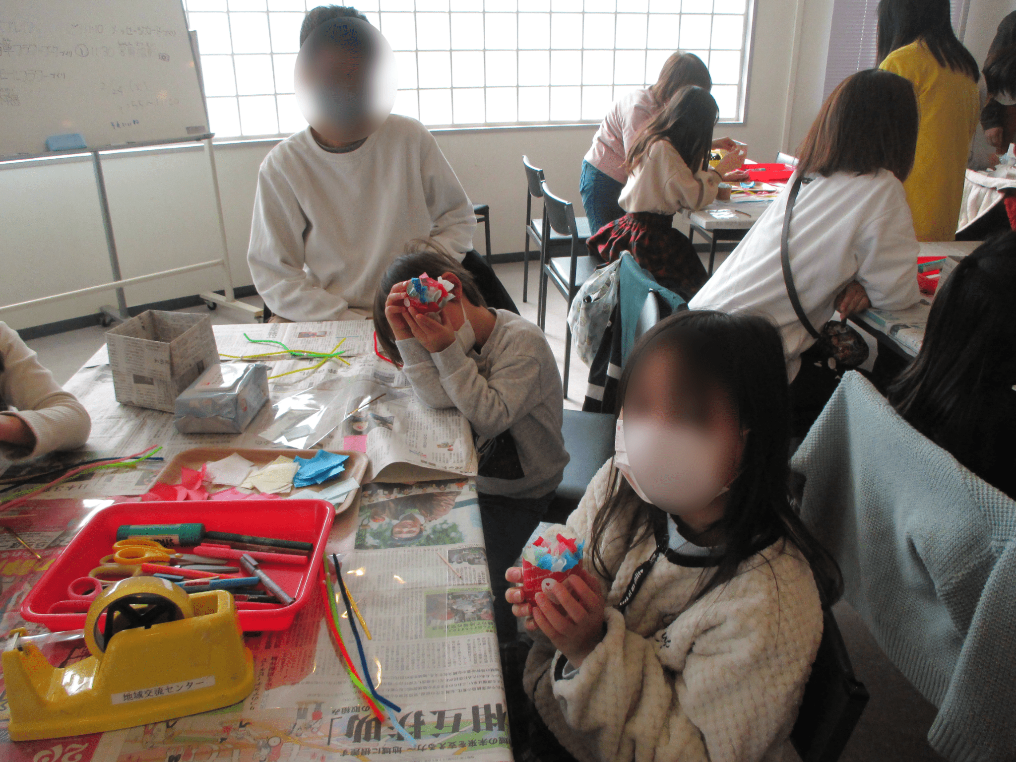 子どもたちが制作をしている様子