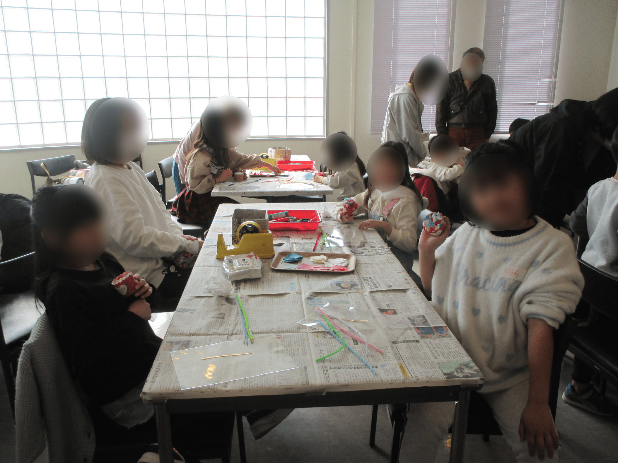 子どもたちが制作をしている様子