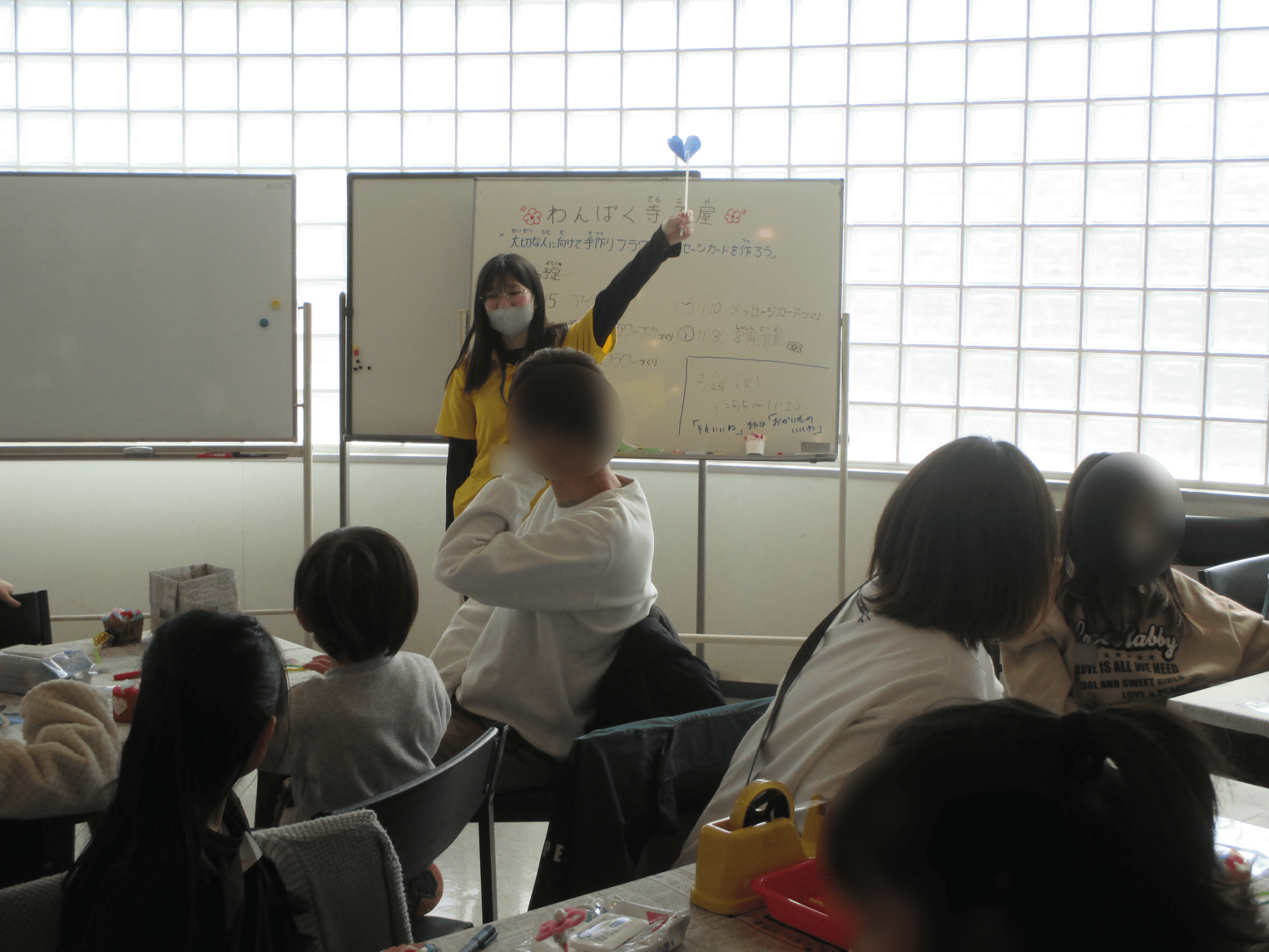 子どもたちが制作をしている様子